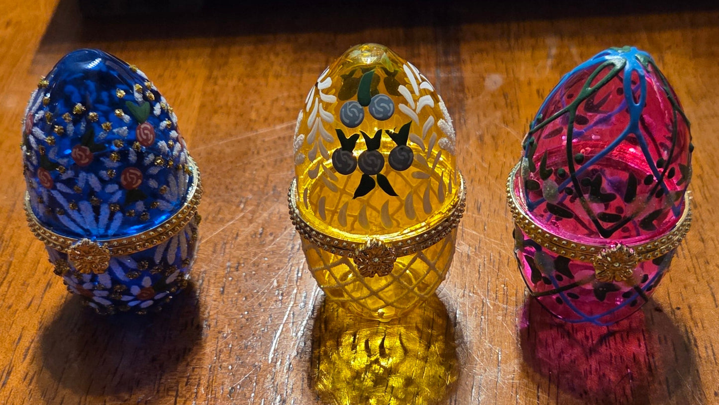 Glass egg trinket holder